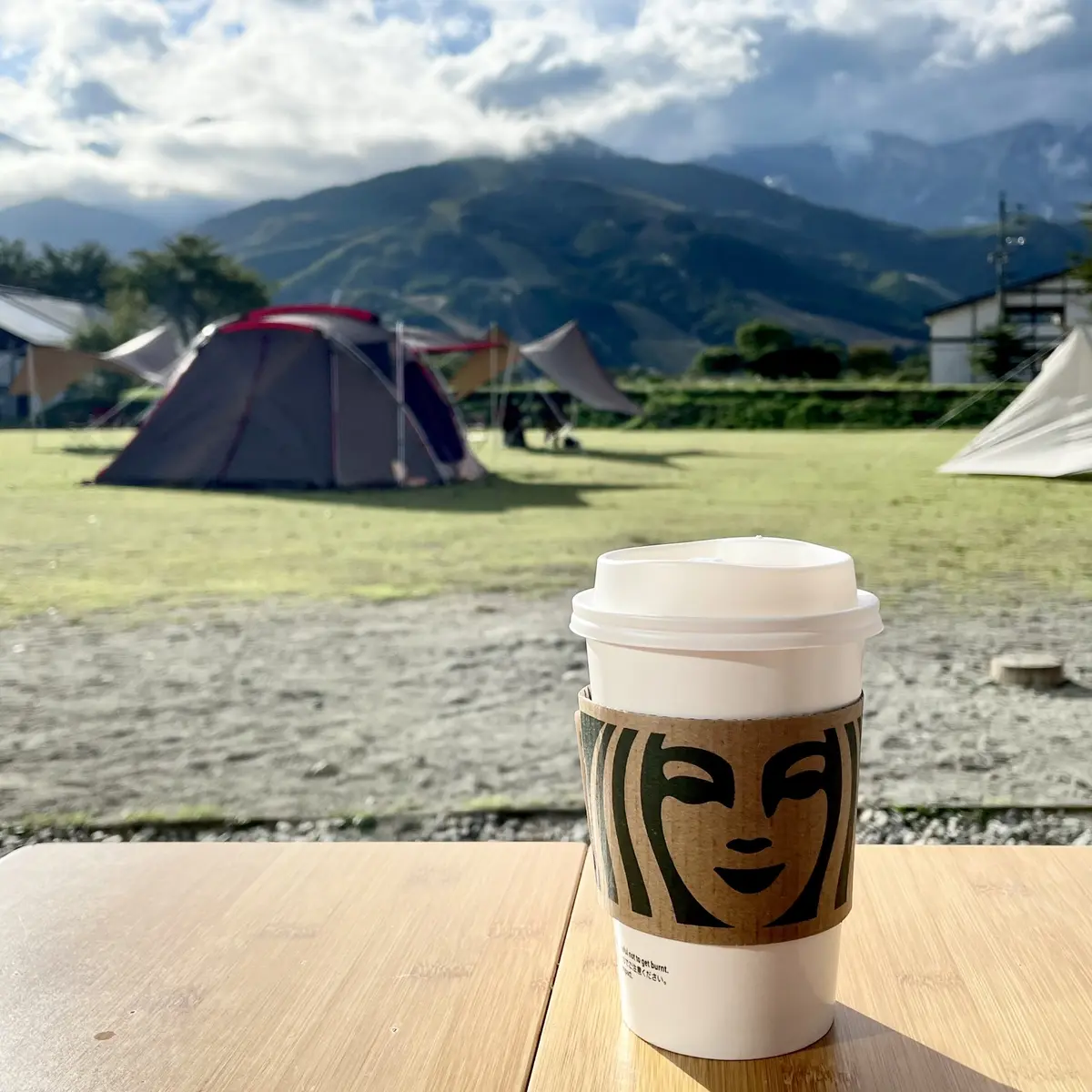 スノーピーク白馬内の「スターバックスコーヒー」テラス席