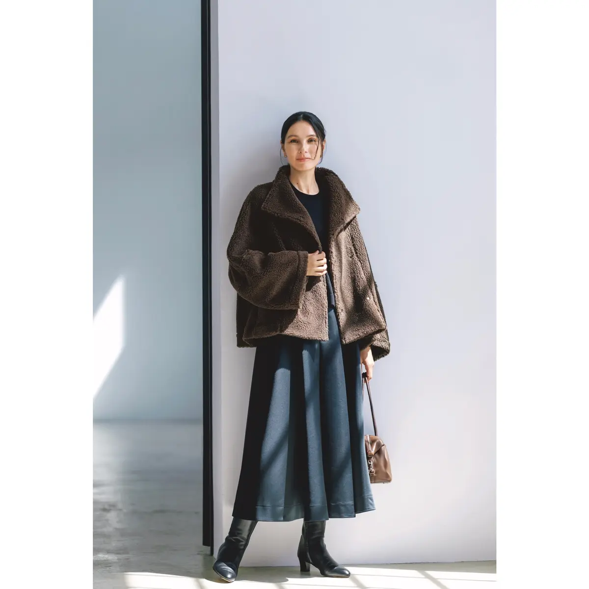 ダークブラウンのボアコートに黒ニットと黒スカートを合わせたコーディネート　モデル・田沢美亜　