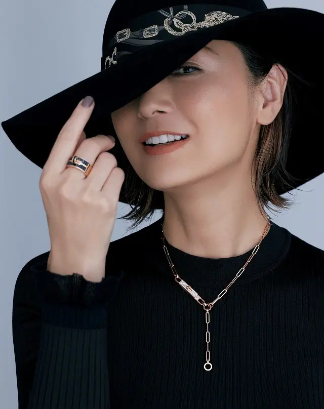 つややかな黒と、きらめく白。 異なるコントラストを大胆に効かせて