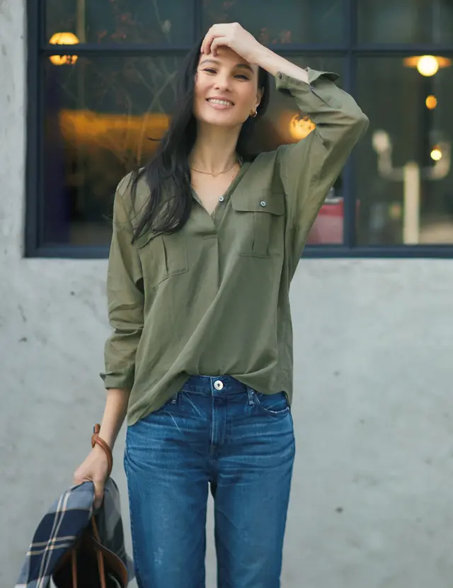 カーキのシャツコーデの田沢美亜