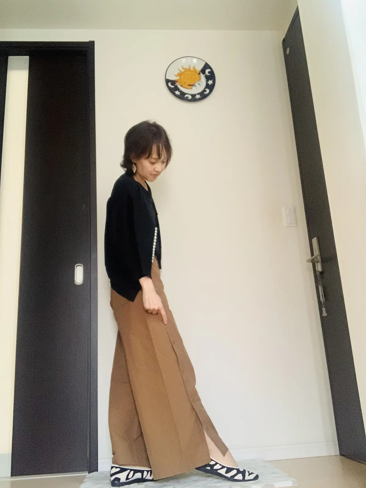 ボタンを一つ外すと裾さばきもしやすい