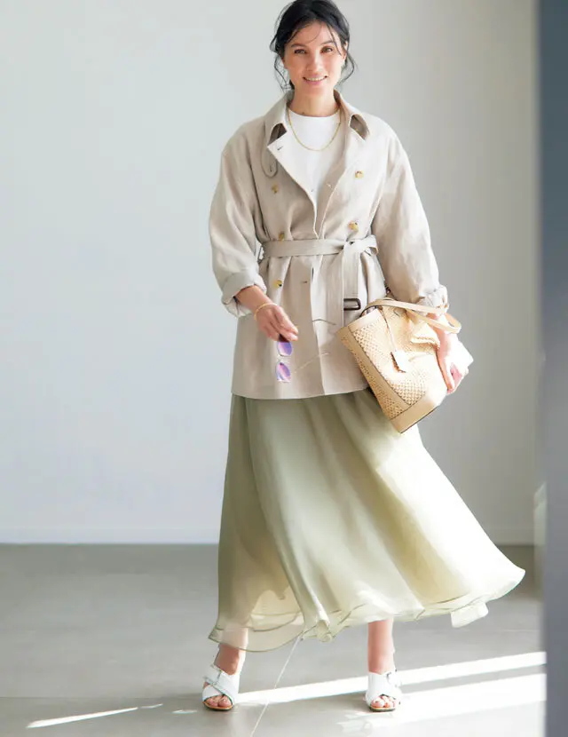 エブールの透け感スカートを着こなす田沢美亜