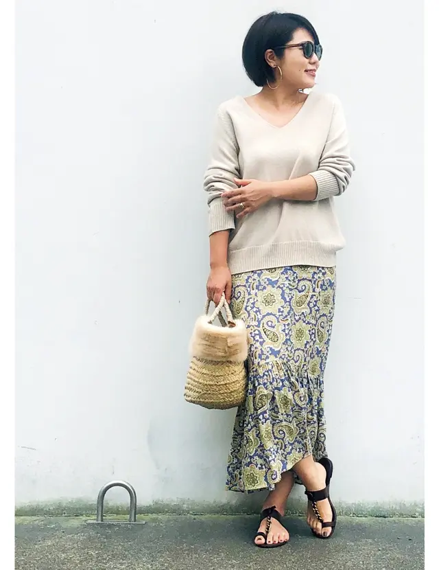 ペイズリー柄スカートとニットのコーデの望月律子さん