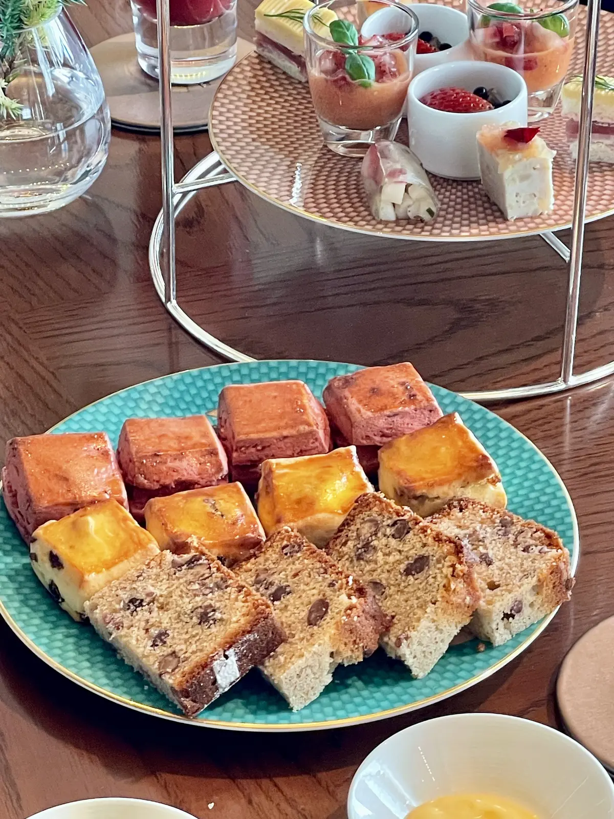 ローストビーフ、マンダリンオリエンタル東京、オリエンタルラウンジ、ラウンジ、ホテル、休憩所、オブジェ、照明、オリエンタル、日本風、アジアン、吹き抜け、室内、ホテル内、和洋折衷、花、絵画、ソファ、テーブル、アフタヌーンティー、ジュース、スコーン、バター、イチゴ、スイーツ、ケーキ、ピスタチオ、サーモン、女子会、景色、絶景、景色一望、階段、ガラス張り、階段ガラス張り、大空間、ラグジュアリー、ラグジュアリーホテル、5つ星、5つ星ホテル、最高級、最高級ホテル、最上級、最上級ホテル、圧巻、日本、JAPAN、Japan、Hotel、Japanese Hotel、マンダリンオリエンタル東京、オリエンタルラウンジ、ラウンジ、ホテル、休憩所、オブジェ、照明、オリエンタル、日本風、アジアン、吹き抜け、室内、ホテル内、和洋折衷、花、絵画、ソファ、テーブル、アフタヌーンティー、ジュース、スコーン、バター、イチゴ、スイーツ、ケーキ、ピスタチオ、サーモン、女子会、景色、絶景、景色一望、階段、ガラス張り、階段ガラス張り、大空間、ラグジュアリー、ラグジュアリーホテル、5つ星、5つ星ホテル、最高級、最高級ホテル、最上級、最上級ホテル、圧巻、日本、JAPAN、Japan、Hotel、Japanese Hotel、マンダリンオリエンタル東京、オリエンタルラウンジ、ラウンジ、ホテル、黒ヒール、ヒール、パンプス、半袖、ケープ、ビジュー、花、絵画、ソファ、テーブル、ボブ、ロング、タイト、ロングヘア、ボブヘア、アフタヌーンティー、黒、ブラック、ワンピース、黒ワンピース、ブラックワンピース、黒ワンピ、ジュース、スコーン、バター、イチゴ、スイーツ、ケーキ、ピスタチオ、サーモン、スコーン、豪華、美味しい、可愛い、イチゴ、ストロベリー、苺、いちご