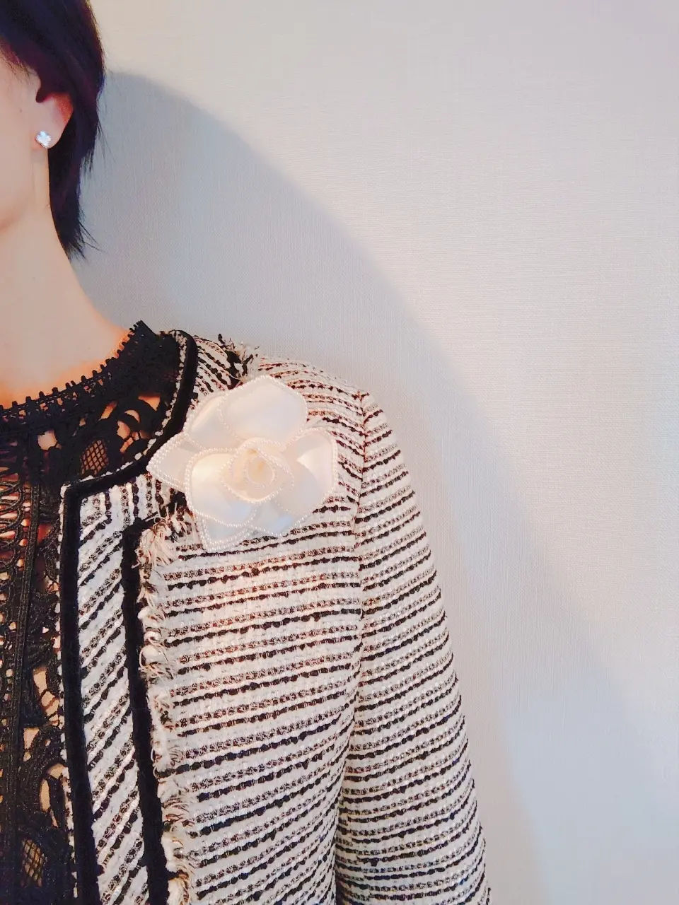 鎖骨の高さに付けたコサージュ