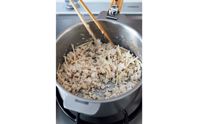 ひき肉は白くなってパラパラになるまで炒りつけるのがコツ。これに水を加えるといいだしになる。
