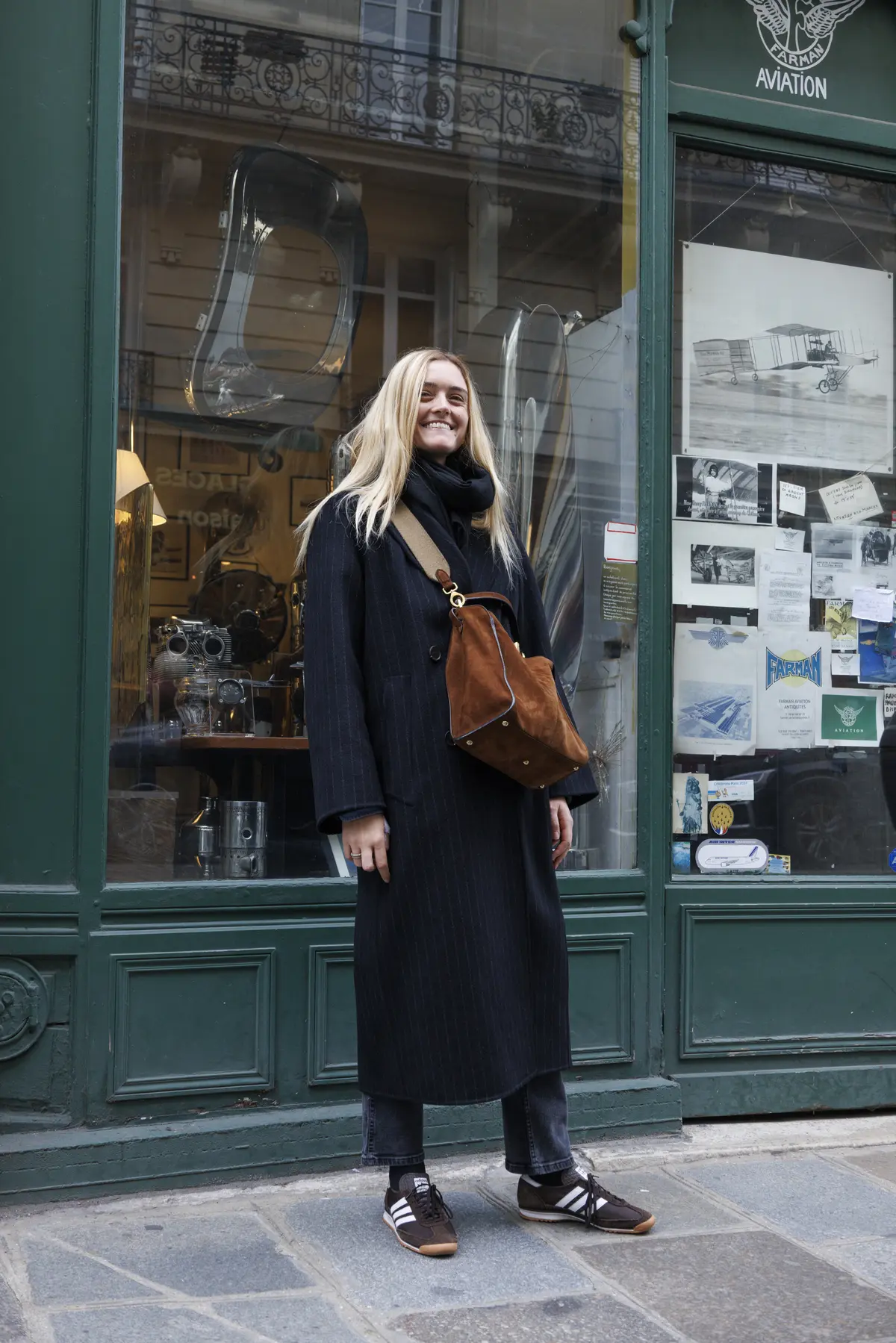 ファッションスナップ　スニーカー　アディダス　黒コーデ