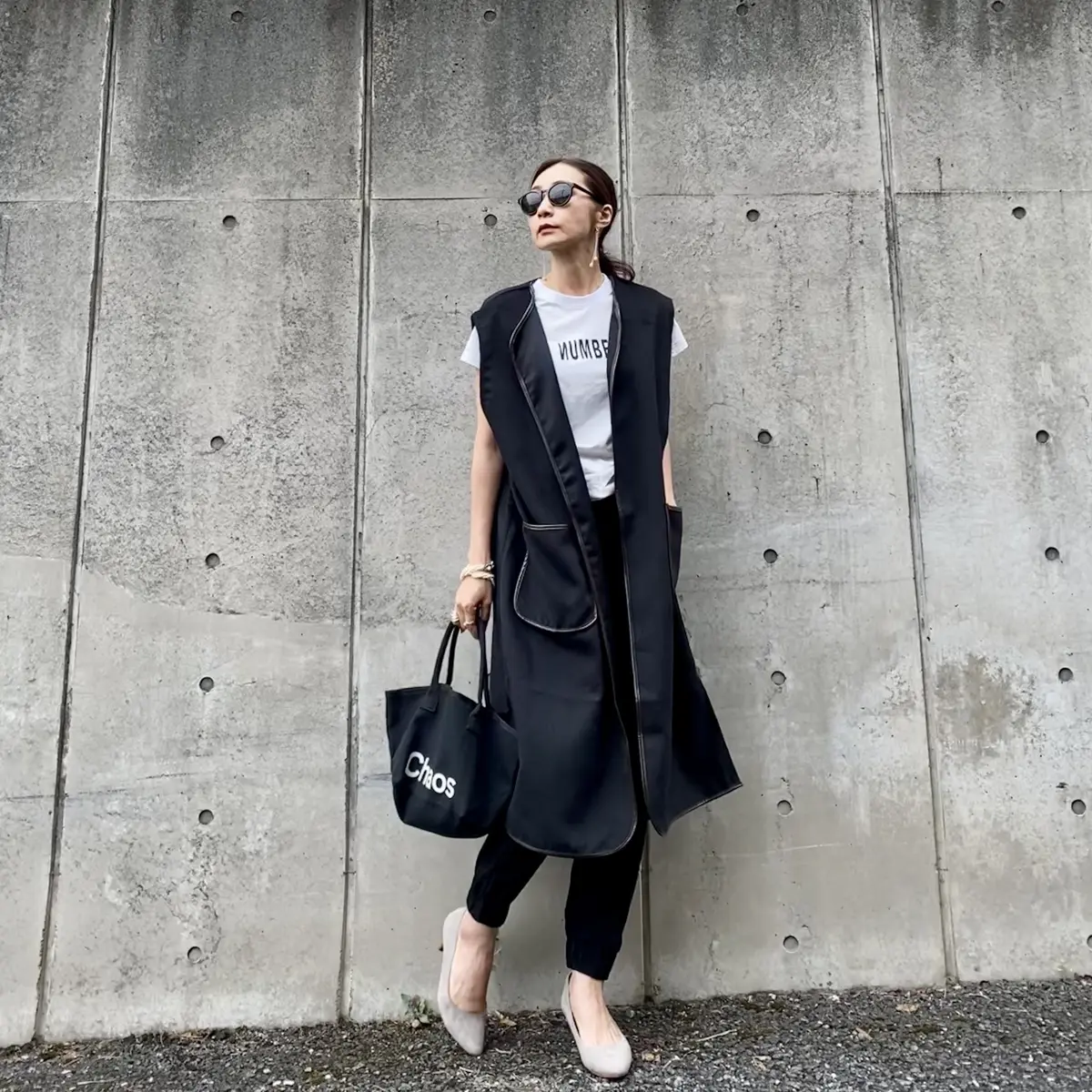 黒のロングジレに白Tと黒のカーゴパンツ