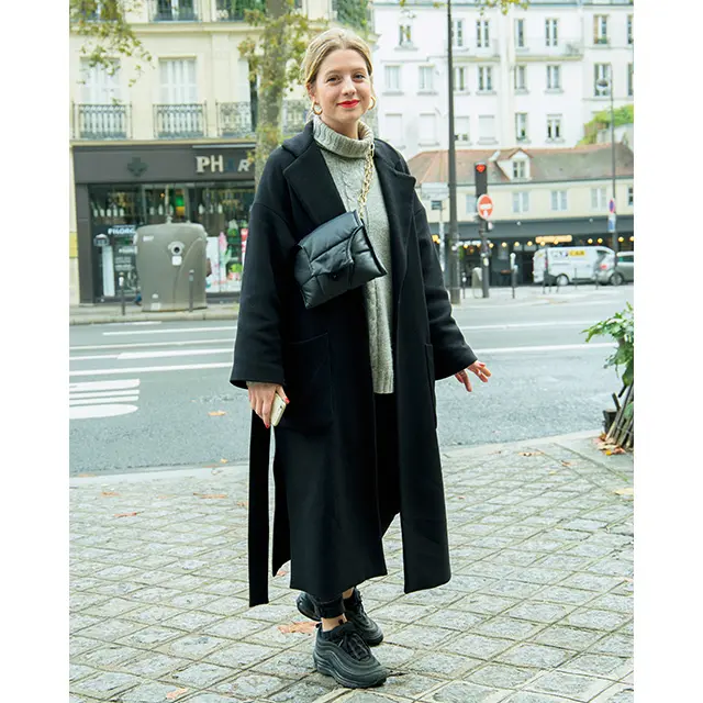 短めに斜めがけしたチェーンバッグはチェーンを二重にして、高め位置になるようアレンジ