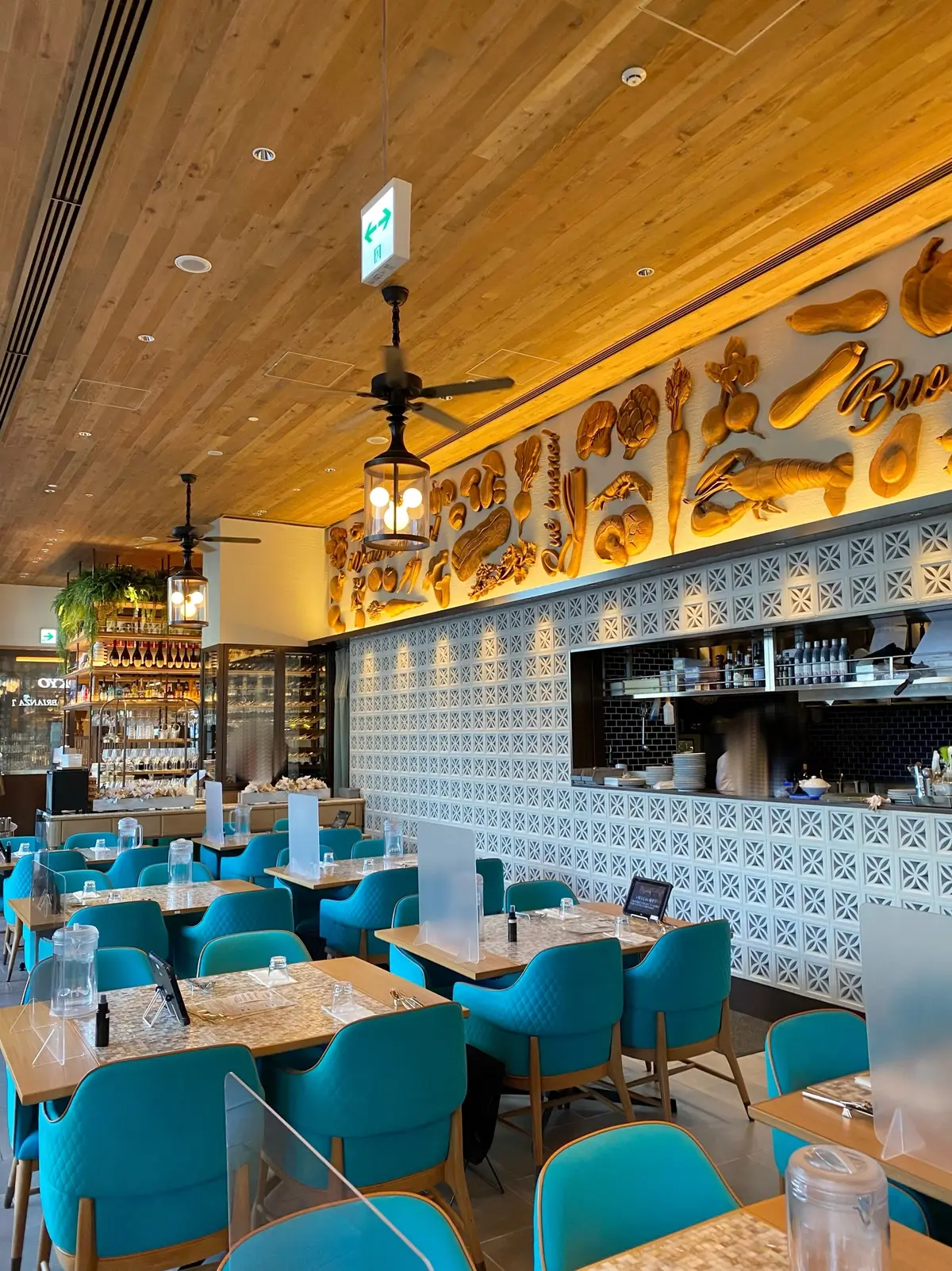 ティファニーブルーの椅子が可愛い店内