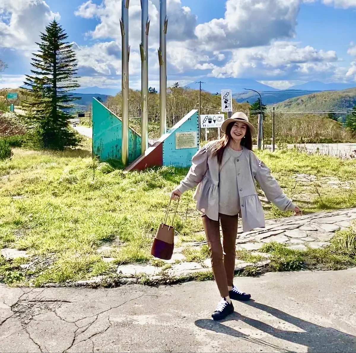 ショート丈アウターと薄スエットと濃いベージュのパンツに合わせて