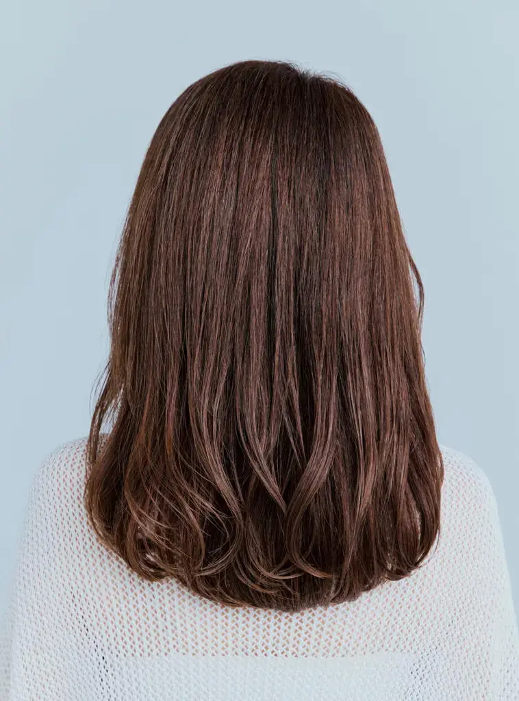 髪のうねりや広がりを抑えて、顔をリフトアップして見せる“ローレイヤーミディ”