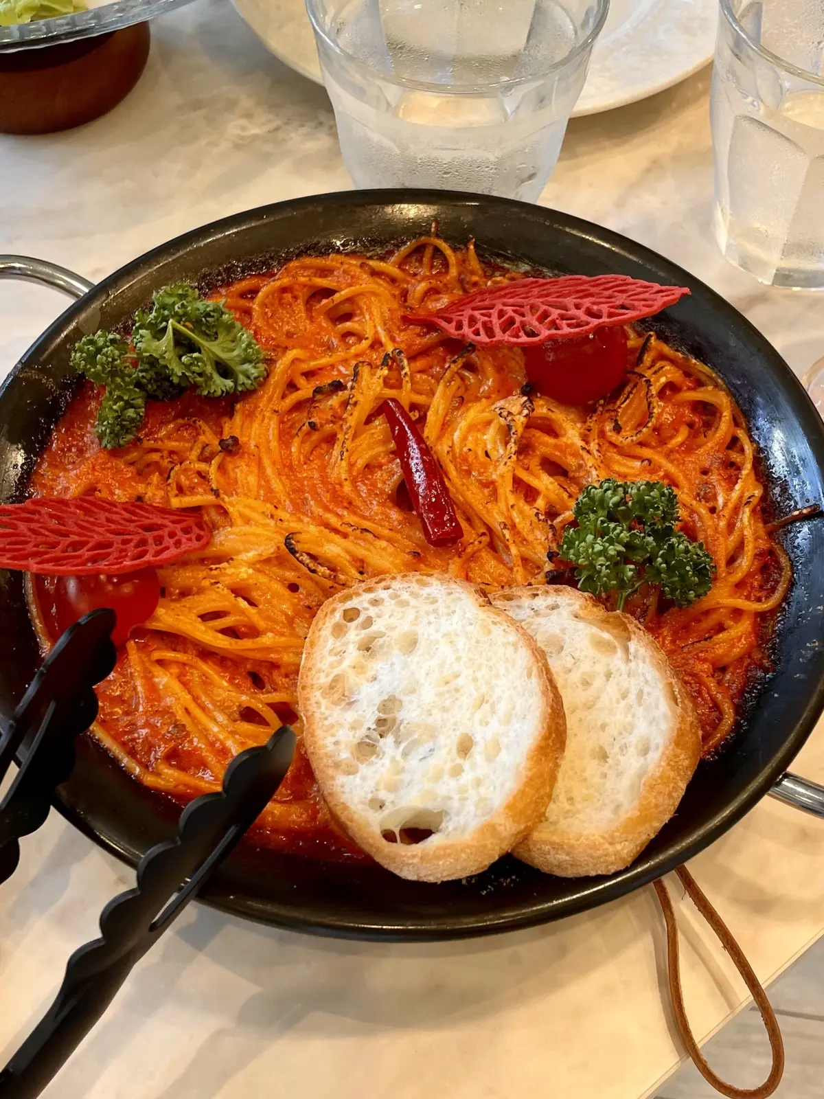 HAUTE COUTURE BRUNCH 、オートクチュールブランチ、外観、ガラス張り、入り口、ラベンダー、期間限定、可愛い、可愛いお店、カフェ、レストラン、オールダイニング、焼きパスタ、マフィオーゼ、トマトソース、フリッター、フライ、ポテト、可愛い、ランチ、女子会、サラダ、フルーツサラダ、オレンジジュース、ピンクグレープジュース、エビ、エビのフリッター、海老、ウサギ、置物、飾り、可愛い、ラベンダー、ラベンダー畑、お花、お花の世界、お花の国、ソファ席、寛ぎ、焼きパスタ、パスタ、トマトソース、トマトソースのパスタ、鉄板、ピリ辛、ミートソース、ボロネーゼ、フランスパン、パン、バケット、青山、外苑前、