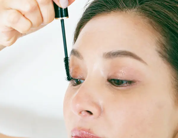 マスカラをたっぷり塗りたい個所は、ブラシを縦塗り