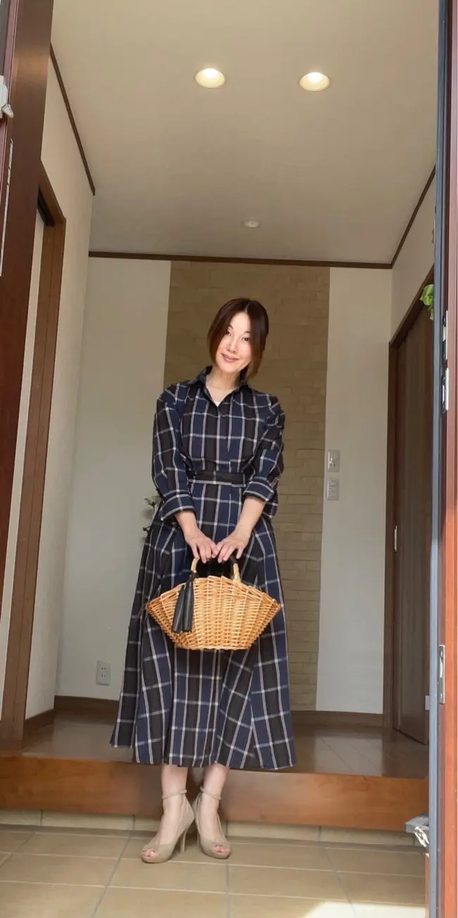 玄関　チェックワンピース女性