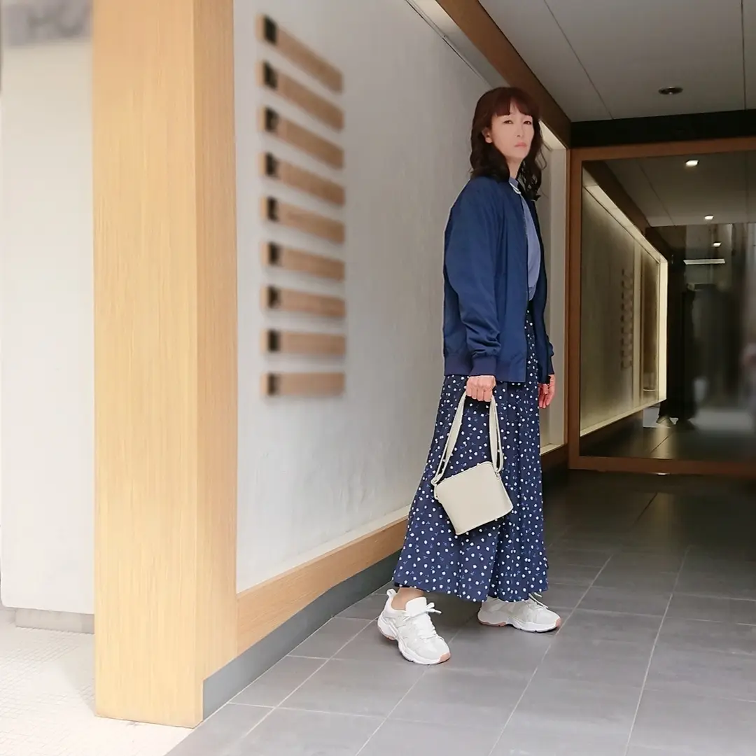 ネイビーアウター  ロングスカート  スニーカー