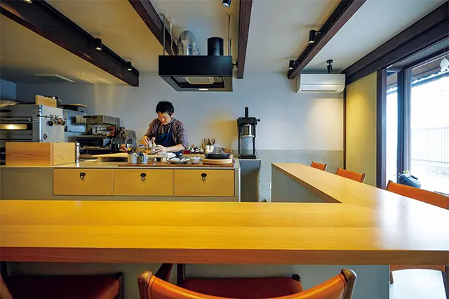 できあがるまでも楽しいオープン厨房の菓子店  お菓子 つくる