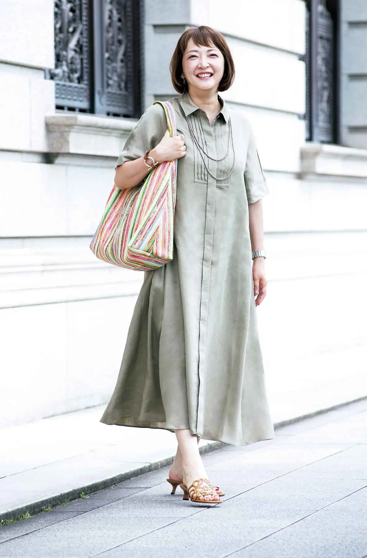 シックな色のワンピースを マルチカラーバッグで夏らしく