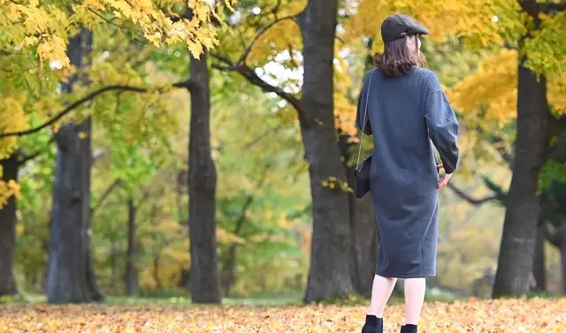 タートルネックワンピース後ろ姿