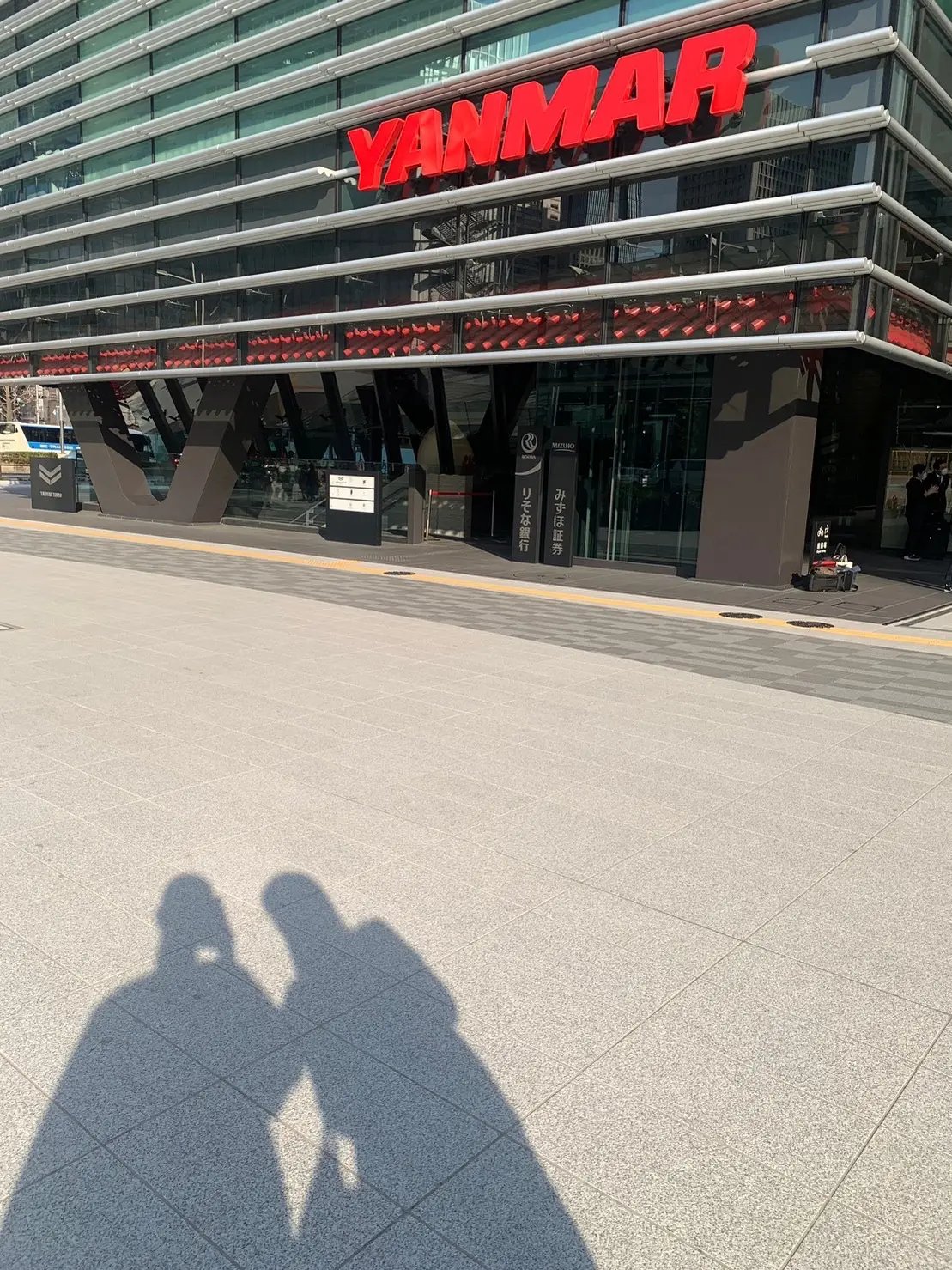 東京、YANMAR TOKYO、ヤンマートウキョウ、シルエット、2人、外観、