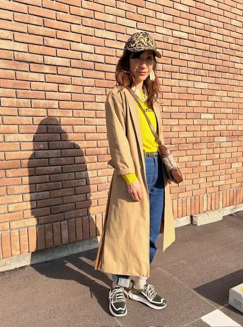 イエロー効かせのデニム＆スニーカーコーデの画像_2