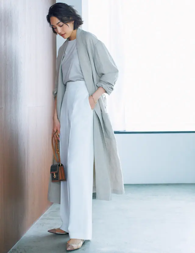 美シルエットのソフトワイドパンツはひとくせフラットでさらに脚長見え