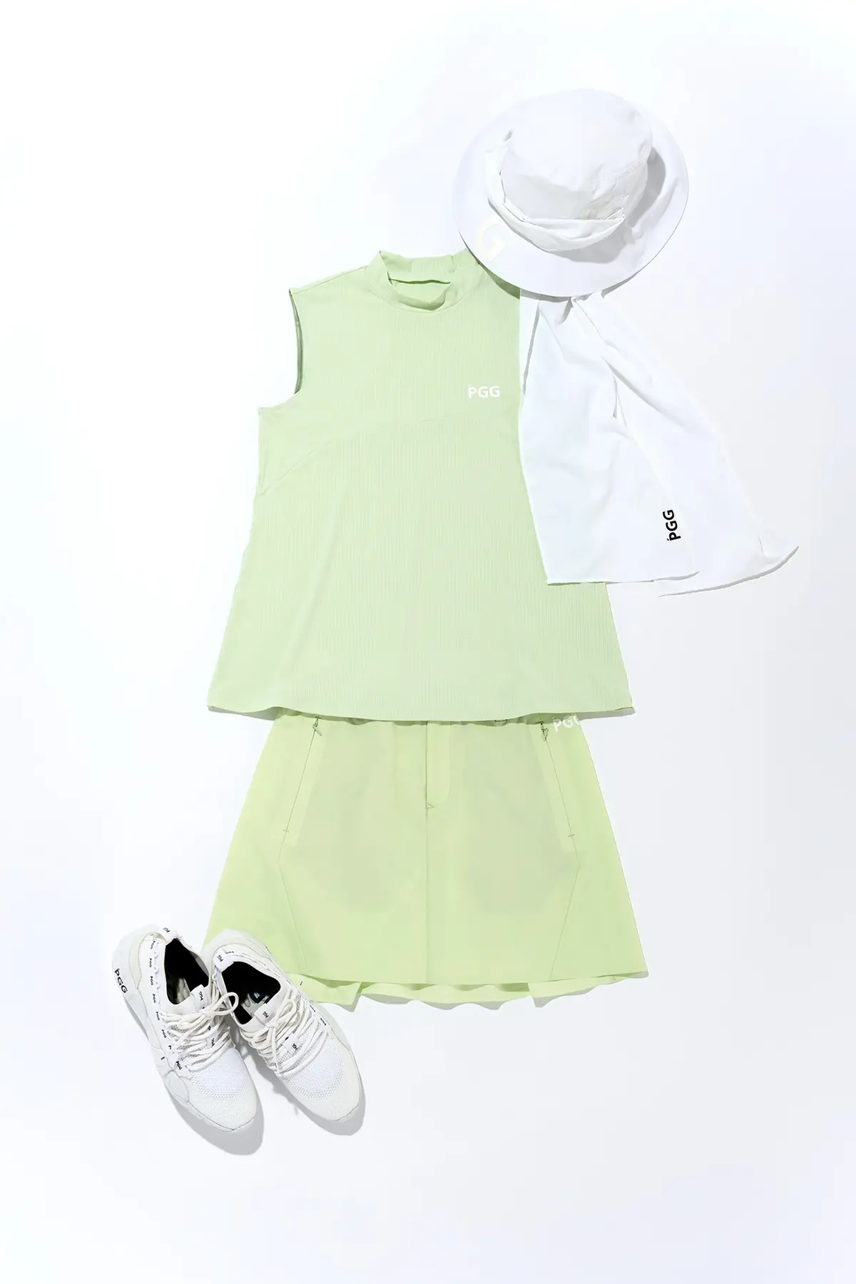 モックネックカットソー¥20,900・スカート¥29,700・スカーフ付きハット¥15,400・靴¥41,800／すべてTSI（パーリーゲイツ）