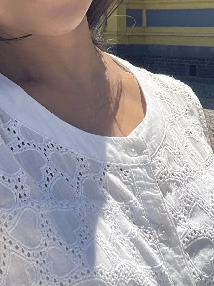 北海道、函館、旧函館公会堂、外観、黄色、イエロー、水色、ブルー、白、ワンピース、白ワンピース、ベルト、ワンポイント、夏、夏コーデ、夏服、ノースリーブ、ノースリーブワンピース、レース、夏服コーデ、ワンピースコーデ。