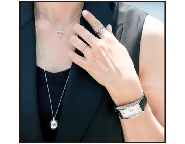 メンズの時計にティファニーのシルバージュエリーを重ねづけ