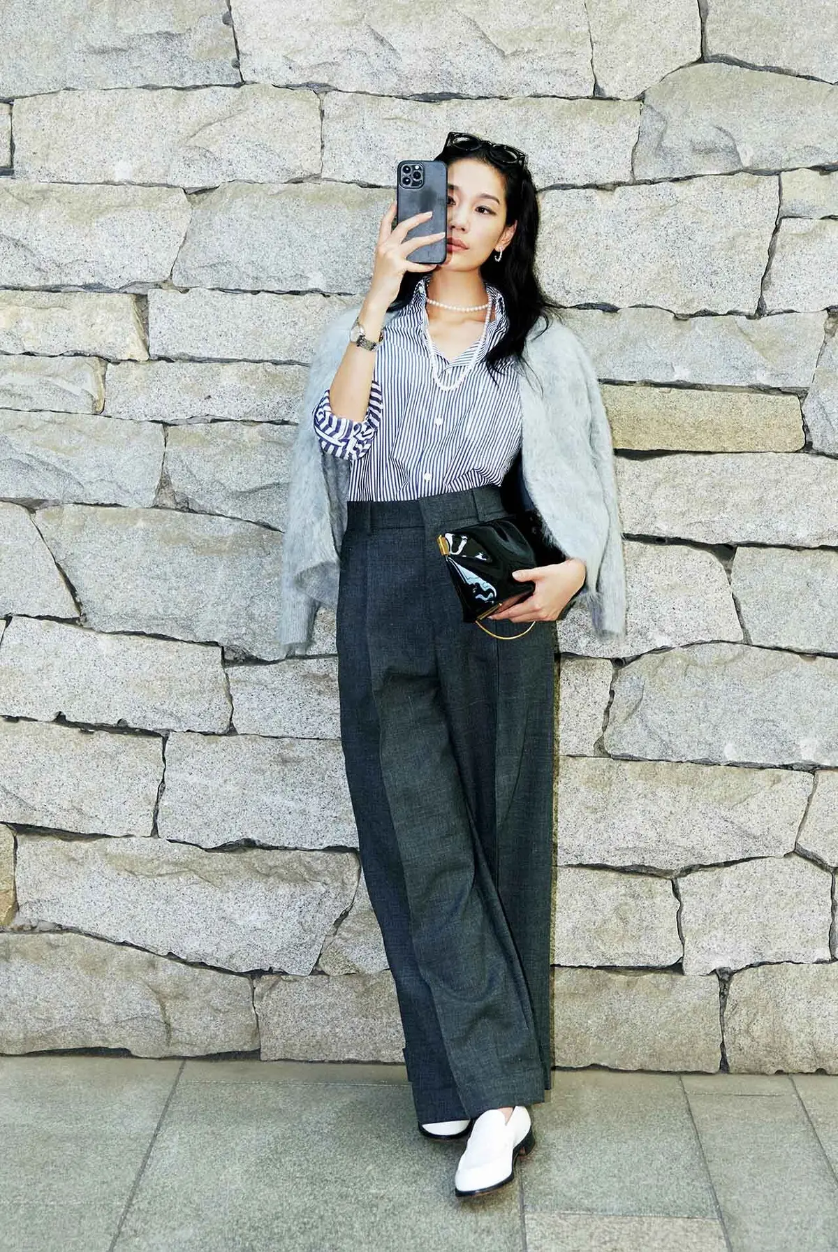 表情豊かなカーディガンで シャツスタイルを感度高く