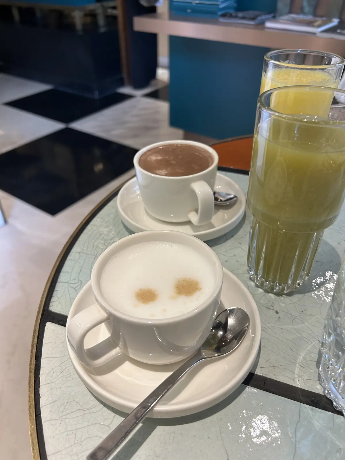 パリの朝食　カフェ