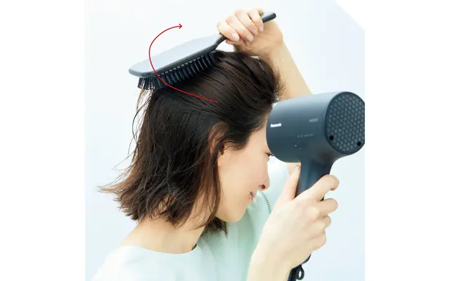《1》頭の丸みに沿って右→左へ ブラシでとかしながら乾かす