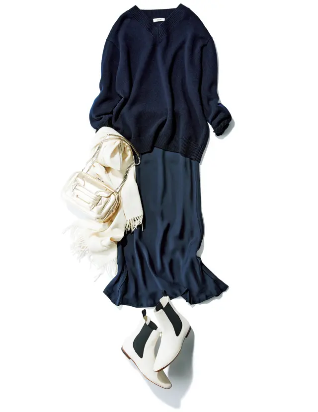 体を包むゆったりニットと落ち感スカートでメリハリ