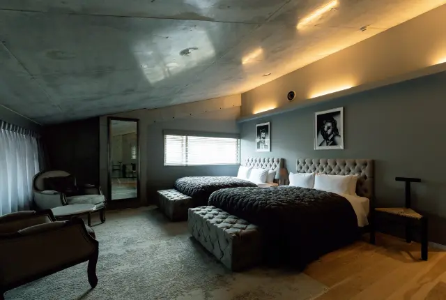 五木田智央の作品が飾られた「ジュニアスイート・キッチンつき」1泊1室￥50,000～（税・サ・宿泊税込） 