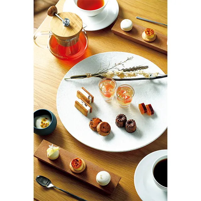 「アフタヌーンティーコース」￥5,000より、小菓子の盛り合わせ（写真は2人分）。