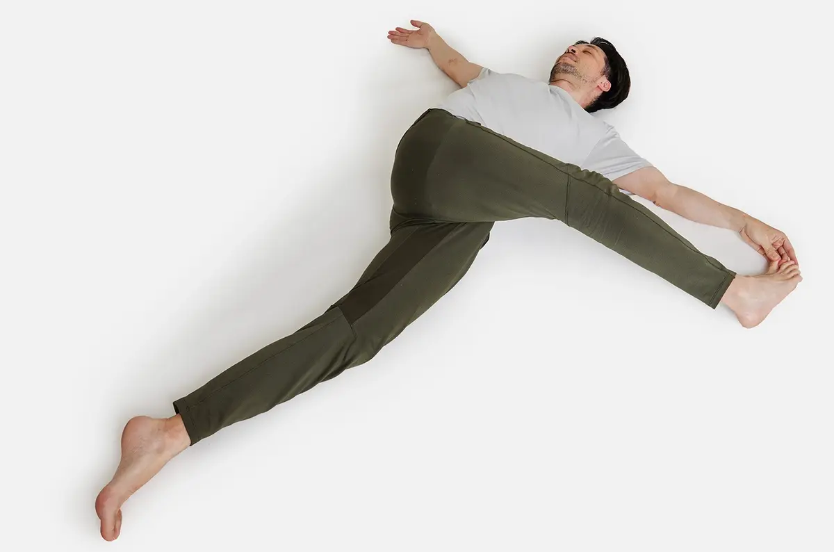 OurAge×Webエクラ　右脚を伸ばし、左手の高さに近づけます。