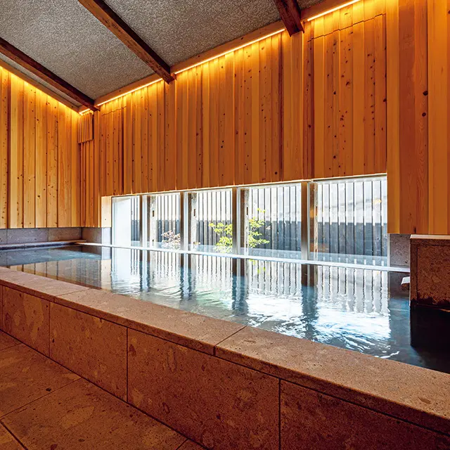 隣接する提 携施設のひとつ「山泉 SAN S EN」は、山の湧水を引き込んだ 温浴施設