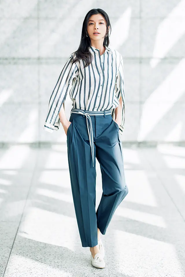 シャツ袖に施した深さのあるスリットが王道ベーシックをぐっと洗練させる