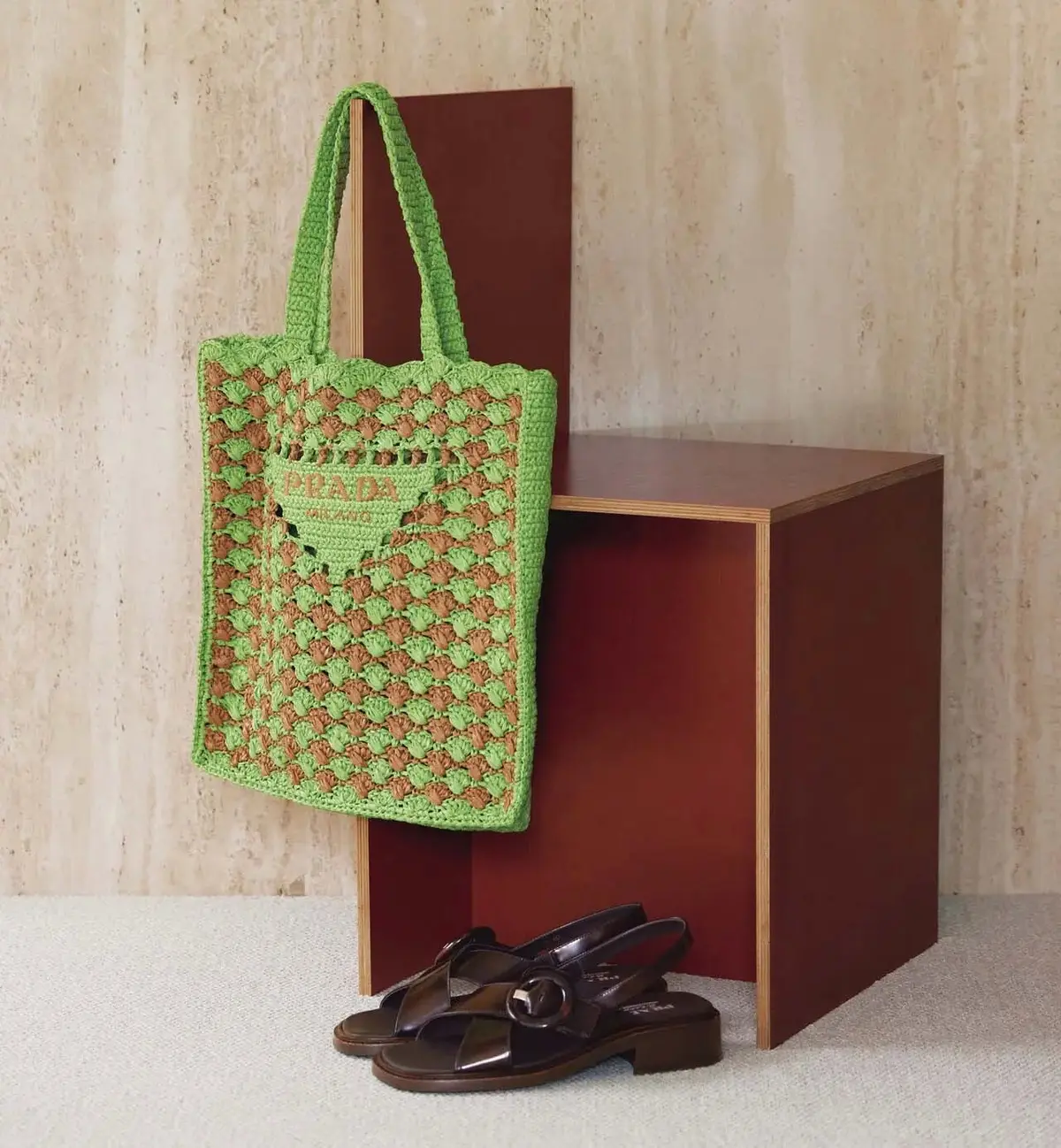 夏の新定番「プラダ」のクロシェ トート バッグで装いを軽やかにアップデート