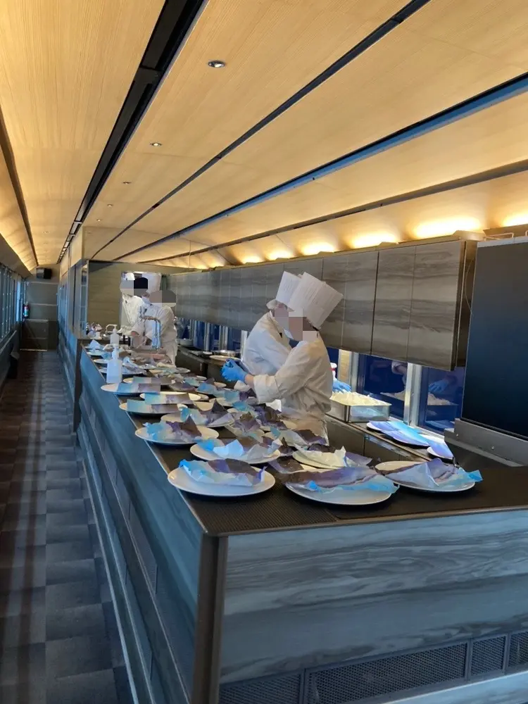 オープンキッチンスペース。内装は隈研吾さん。