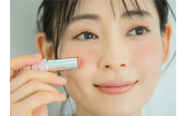 直接頰にポンポンとのせる