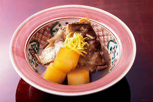 鯛かぶらは2名 分を赤絵の大鉢に盛り つけ、食欲がそそられ るビジュアルに。