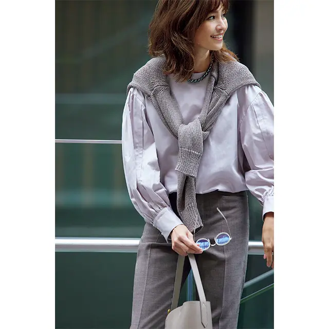 プリーツでふっくらとした袖を シックなモーヴ色で