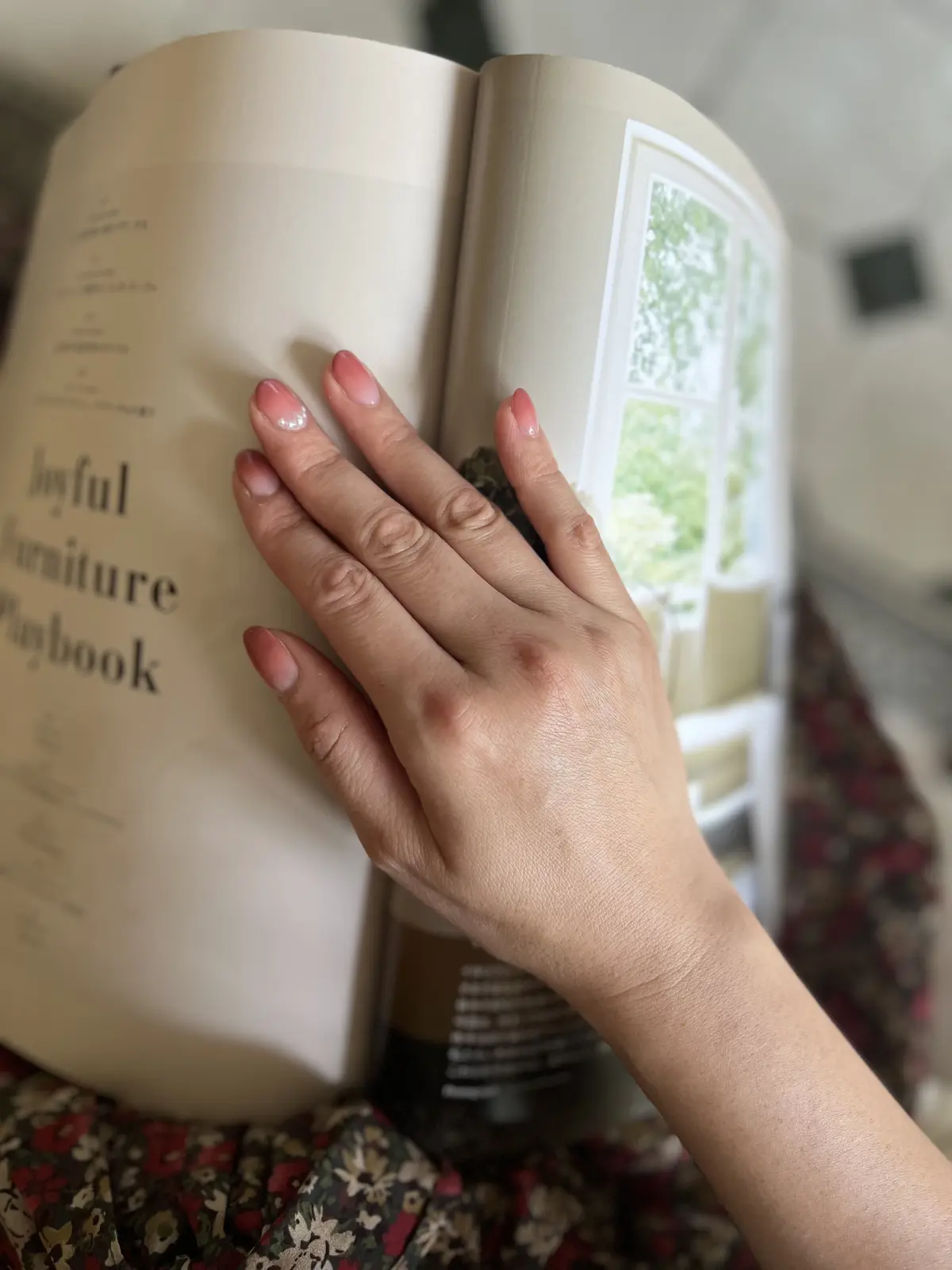 ピンク色のグラデーションネイル