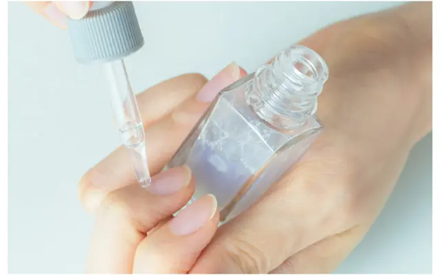 キューティクルリムーバーを塗る