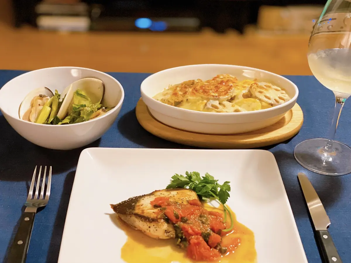 夕食の写真、蛤とキャベツの料理、蓮根のグラタン、トマトソースをかけた鰤のソテー
