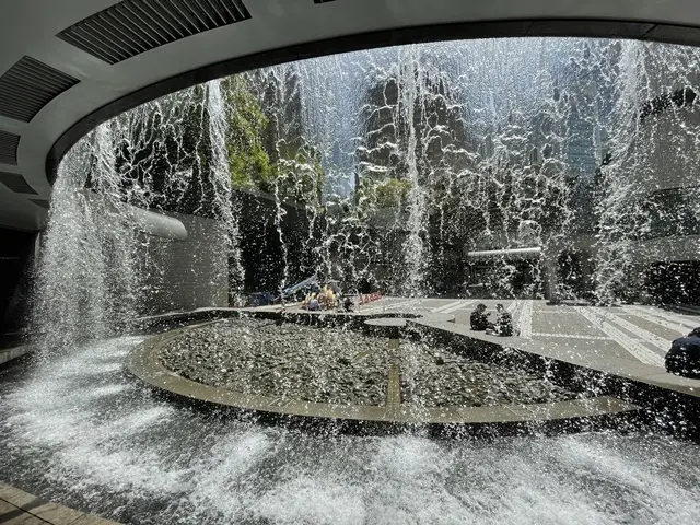 アークヒルズ広場の噴水、裏から見た景色