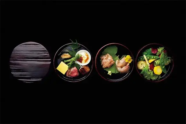 夕食は地元木曽産の漆塗りの器で提供