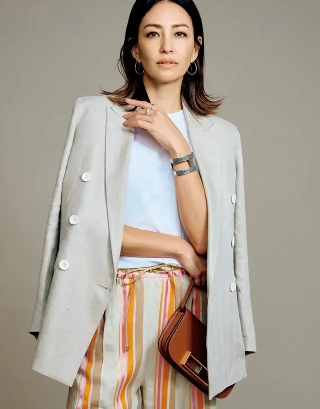 【大人のベージュジャケット】かっちりしたダブルブレストもリネン素材なら軽やか！