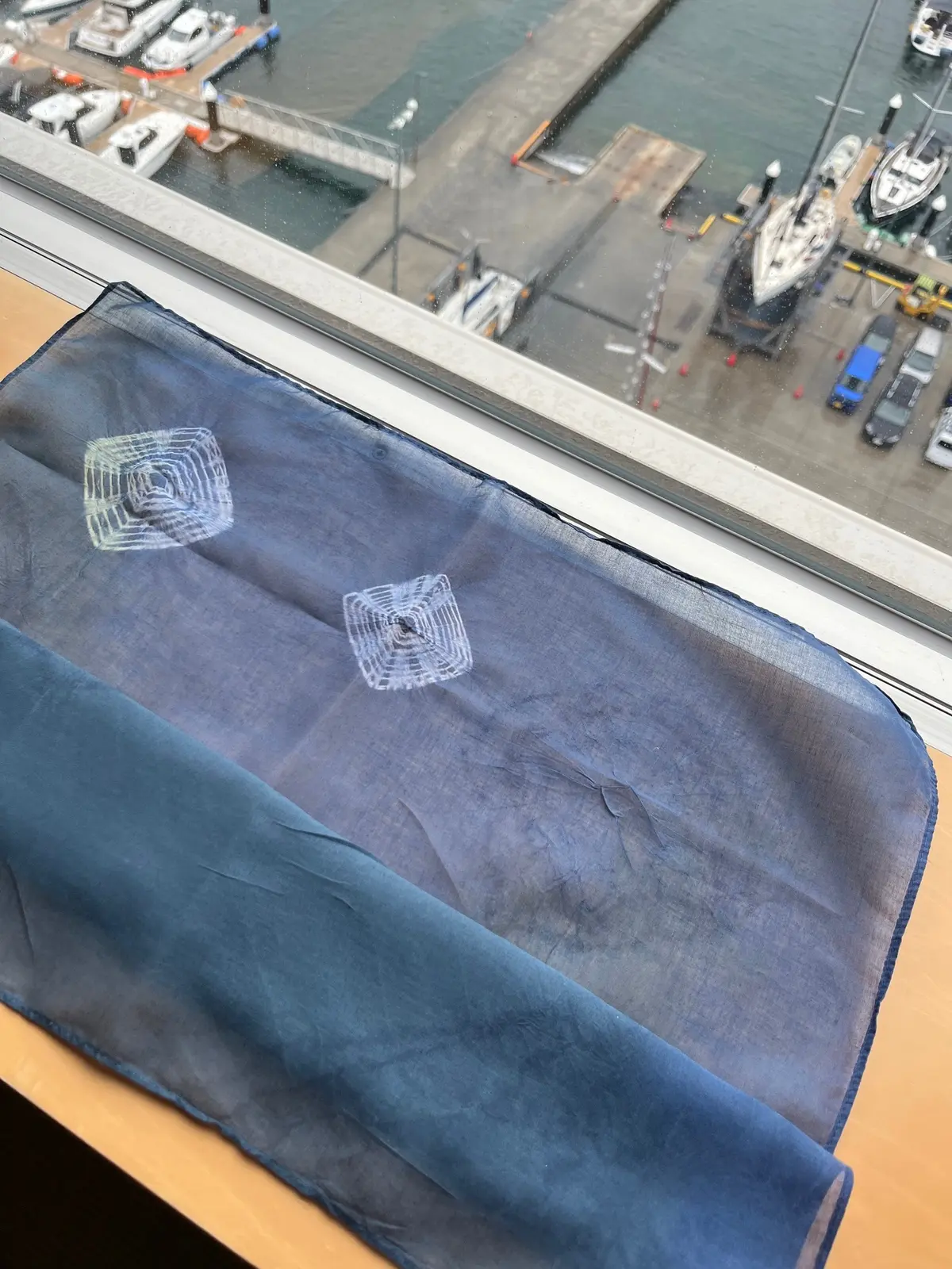 透け感がある紺碧の海のような…私の好きな色に仕上がり大満足です。